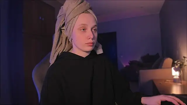 Snapshot of Rachel_Ro chatting on 12/21/24, 06:11 Rachel Ro online show from 12/21/24, 06:11