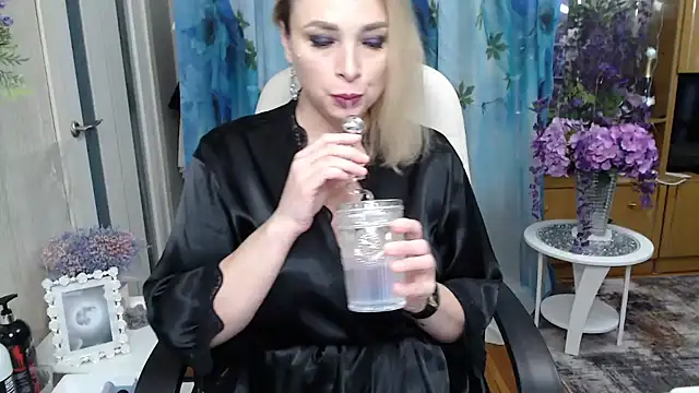 Snapshot of Mika_Passion chatting on 11/16/25, 08:52 Mika Passion online show from 11/16/25, 08:52