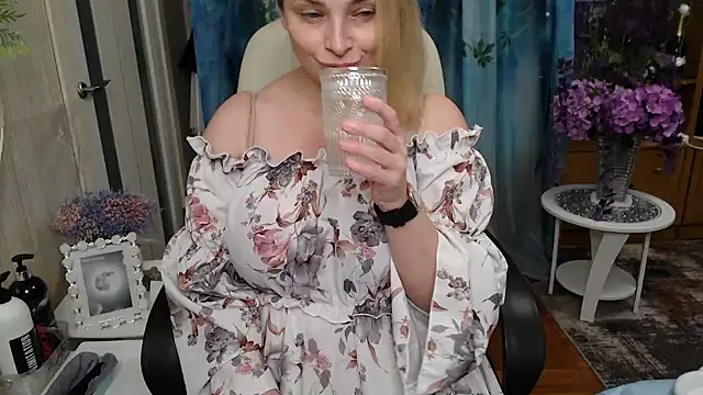 Snapshot of Mika_Passion chatting on 11/15/25, 08:24 Mika Passion online show from 11/15/25, 08:24