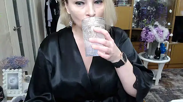 Mika Passion online show from 12/21/25, 10:39