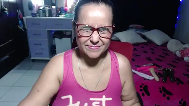 Snapshot of pervert_mommy_ chatting on 07/14/26, 10:21 pervert mommy online show from 07/14/26, 10:21