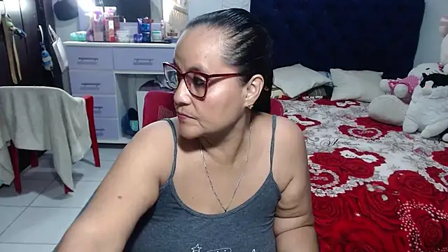 Snapshot of pervert_mommy_ chatting on 06/09/26, 10:44 pervert mommy online show from 06/09/26, 10:44