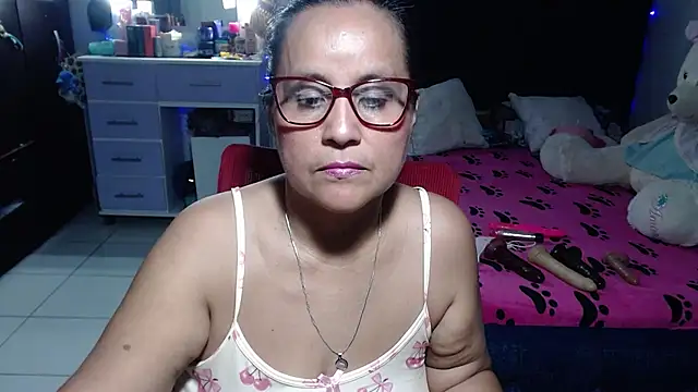 Snapshot of pervert_mommy_ chatting on 07/04/26, 09:59 pervert mommy online show from 07/04/26, 09:59