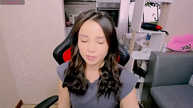 Snapshot of AyaMoon chatting on 10/13/25, 04:58 AyaMoon online show from 10/13/25, 04:58