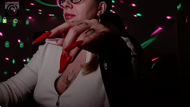 Snapshot of SonyaDevon chatting on 03/03/25, 05:52 SonyaDevon online show from 03/03/25, 05:52