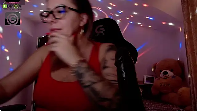 Snapshot of SonyaDevon chatting on 10/13/25, 06:59 SonyaDevon online show from 10/13/25, 06:59