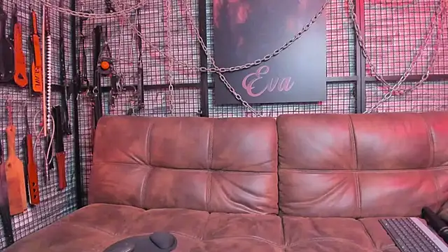 Snapshot of EVA_BDSM chatting on 11/15/25, 10:58 EVA BDSM online show from 11/15/25, 10:58