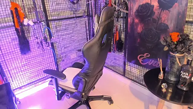 Snapshot of EVA_BDSM chatting on 12/03/25, 10:42 EVA BDSM online show from 12/03/25, 10:42