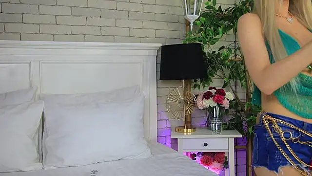 EmillyBronte online show from 11/24/25, 08:31