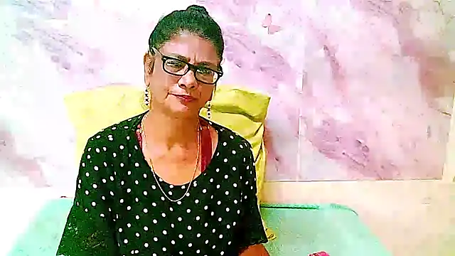 Snapshot of IndianAllure chatting on 04/06/26, 05:41 IndianAllure online show from 04/06/26, 05:41