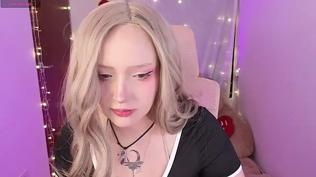 Snapshot of KuroChan420 chatting on 12/23/25, 01:27 KuroChan420 online show from 12/23/25, 01:27