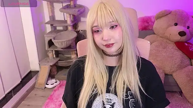 Snapshot of KuroChan420 chatting on 02/21/26, 02:13 KuroChan420 online show from 02/21/26, 02:13