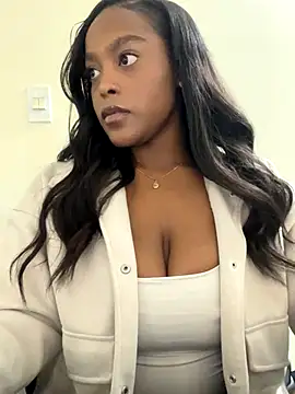 Snapshot of Emma_jonness chatting on 11/05/25, 10:29 Emma jonness online show from 11/05/25, 10:29