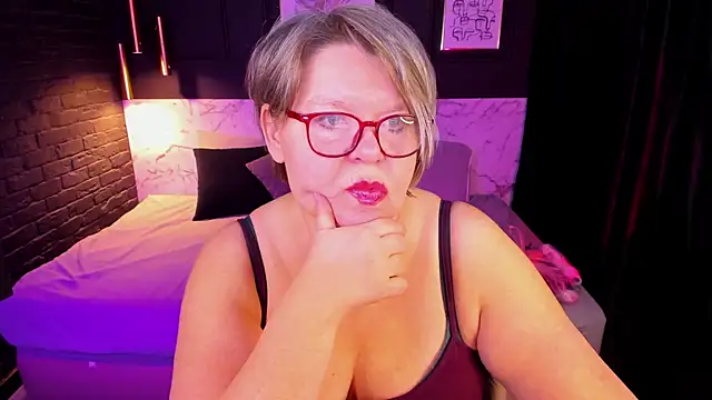 Snapshot of Shannonshine chatting on 12/19/25, 05:43 Shannonshine online show from 12/19/25, 05:43