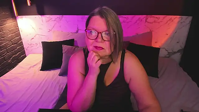 Snapshot of Shannonshine chatting on 11/03/25, 01:15 Shannonshine online show from 11/03/25, 01:15