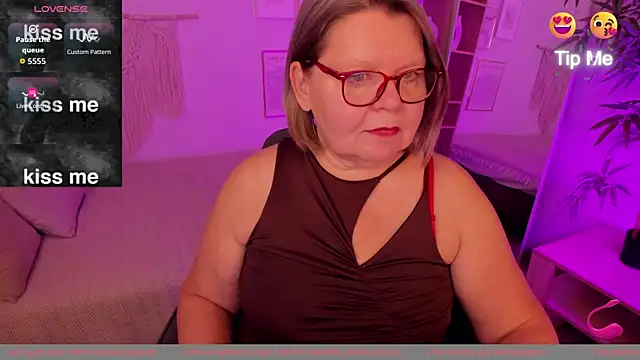 Snapshot of Shannonshine chatting on 10/20/25, 02:06 Shannonshine online show from 10/20/25, 02:06