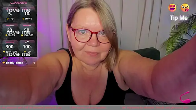 Snapshot of Shannonshine chatting on 10/06/25, 01:34 Shannonshine online show from 10/06/25, 01:34