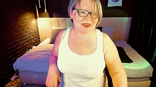 Snapshot of Shannonshine chatting on 02/04/26, 02:12 Shannonshine online show from 02/04/26, 02:12