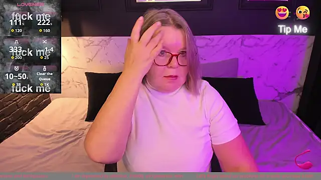 Snapshot of Shannonshine chatting on 10/31/25, 01:19 Shannonshine online show from 10/31/25, 01:19