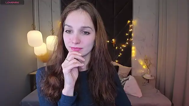 Snapshot of MirandaGlow chatting on 01/05/25, 05:41 MirandaGlow online show from 01/05/25, 05:41