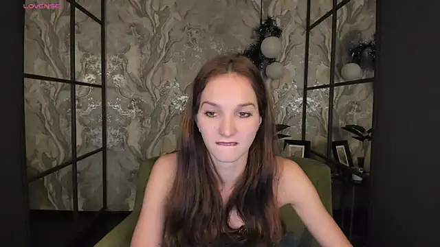 Snapshot of MirandaGlow chatting on 01/09/25, 05:44 MirandaGlow online show from 01/09/25, 05:44