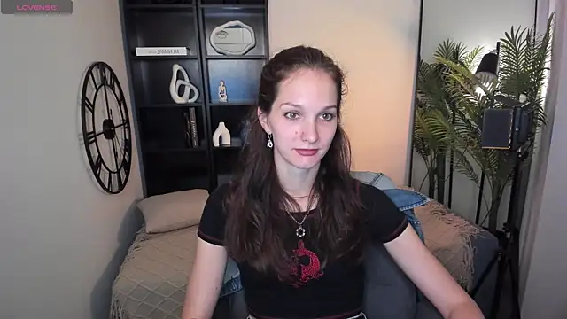 Snapshot of MirandaGlow chatting on 06/20/26, 05:34 MirandaGlow online show from 06/20/26, 05:34