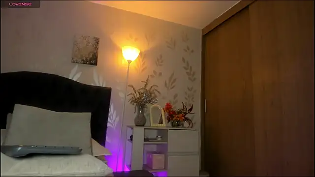 Snapshot of alejandrarosse__ chatting on 04/28/26, 08:46 alejandrarosse online show from 04/28/26, 08:46