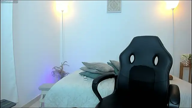 alejandrarosse   online show from 10/23/25, 08:51