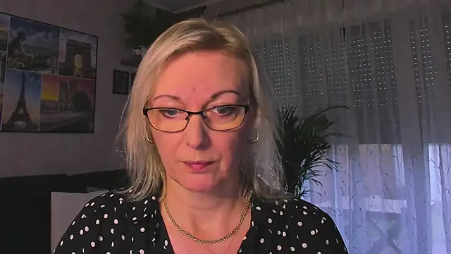 Snapshot of vanessa_chat chatting on 12/14/25, 02:11 vanessa chat online show from 12/14/25, 02:11