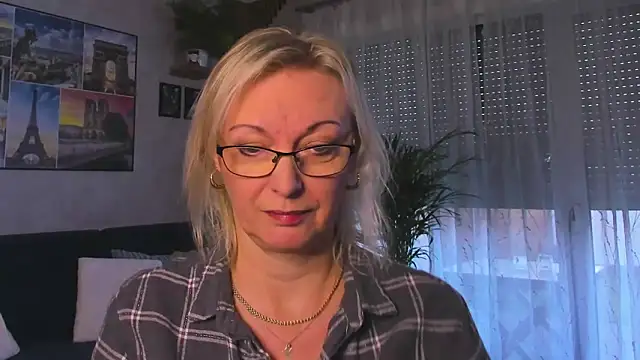 Snapshot of vanessa_chat chatting on 12/16/25, 02:21 vanessa chat online show from 12/16/25, 02:21