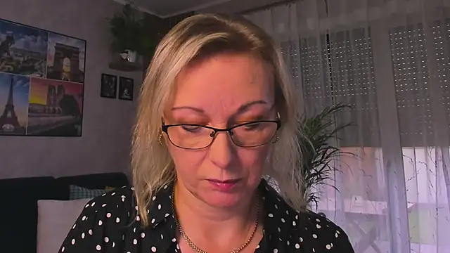 Snapshot of vanessa_chat chatting on 11/16/25, 02:33 vanessa chat online show from 11/16/25, 02:33