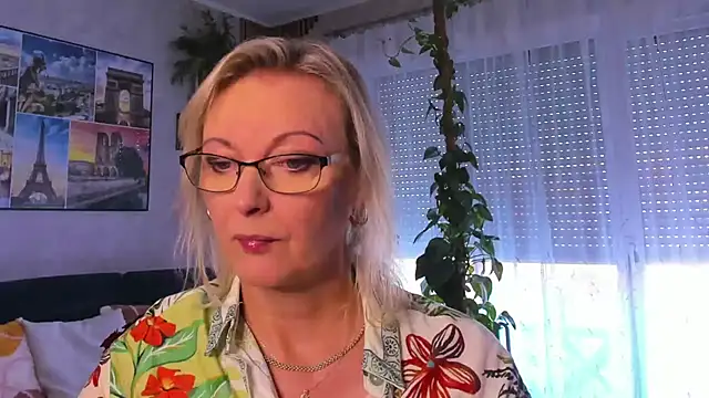 Snapshot of vanessa_chat chatting on 09/24/25, 01:28 vanessa chat online show from 09/24/25, 01:28