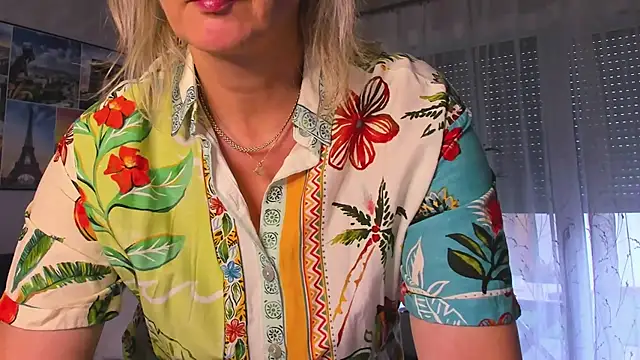 Snapshot of vanessa_chat chatting on 11/17/25, 02:21 vanessa chat online show from 11/17/25, 02:21