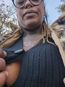 Snapshot of DarkDea chatting on 12/14/25, 01:28 DarkDea online show from 12/14/25, 01:28