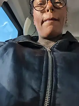 Snapshot of DarkDea chatting on 11/20/25, 01:23 DarkDea online show from 11/20/25, 01:23