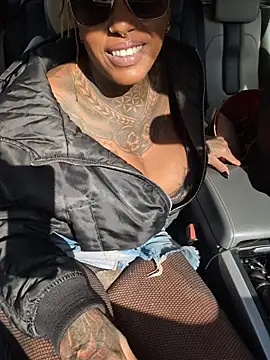 Snapshot of DarkDea chatting on 11/15/25, 12:20 DarkDea online show from 11/15/25, 12:20