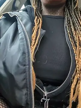 Snapshot of DarkDea chatting on 11/17/25, 02:10 DarkDea online show from 11/17/25, 02:10