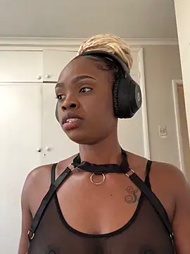 LuciousLips96 online show from 10/21/25, 10:47