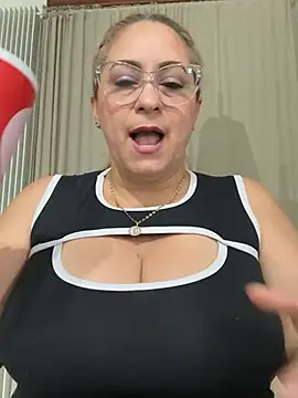 Snapshot of x_elena_x chatting on 03/11/25, 09:34 x elena x online show from 03/11/25, 09:34