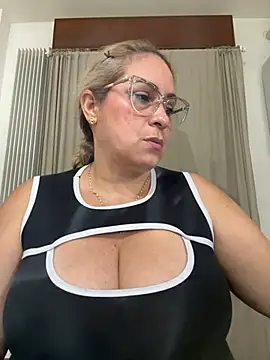 Snapshot of x_elena_x chatting on 03/11/25, 12:39 x elena x online show from 03/11/25, 12:39