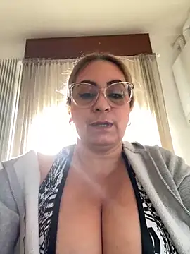 Snapshot of x_elena_x chatting on 02/04/25, 02:43 x elena x online show from 02/04/25, 02:43