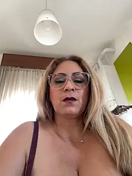 Snapshot of x_elena_x chatting on 03/04/25, 12:33 x elena x online show from 03/04/25, 12:33