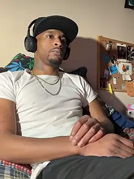 Snapshot of Tristris100 chatting on 11/13/25, 03:21 Tristris100 online show from 11/13/25, 03:21