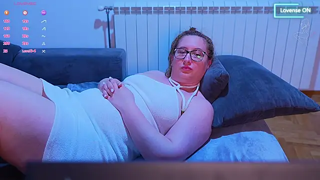 Snapshot of pawg_queen chatting on 06/15/26, 12:01 pawg queen online show from 06/15/26, 12:01