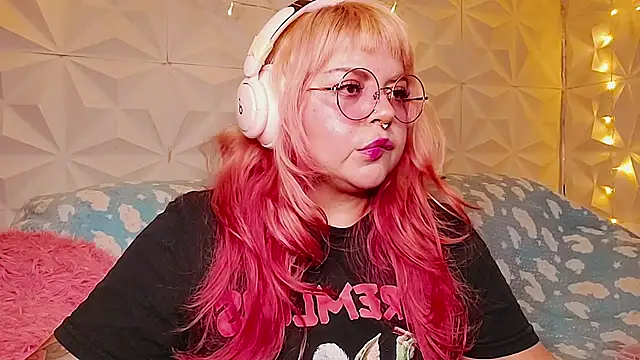 Snapshot of Satyn_doll chatting on 06/30/26, 10:43 Satyn doll online show from 06/30/26, 10:43