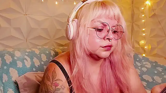 Snapshot of Satyn_doll chatting on 06/12/26, 11:24 Satyn doll online show from 06/12/26, 11:24