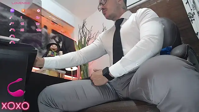 Snapshot of randyluke chatting on 10/12/25, 09:43 randyluke online show from 10/12/25, 09:43