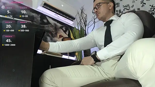 Snapshot of randyluke chatting on 12/13/24, 08:47 randyluke online show from 12/13/24, 08:47