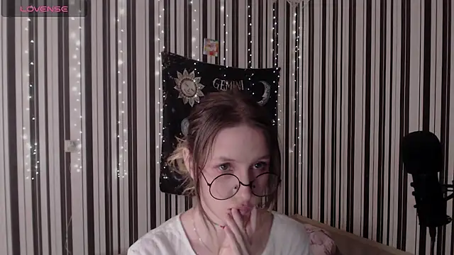 Snapshot of _Hanna_Moon_ chatting on 10/12/25, 01:12 Hanna Moon online show from 10/12/25, 01:12