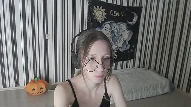 Snapshot of _Hanna_Moon_ chatting on 11/17/25, 06:45 Hanna Moon online show from 11/17/25, 06:45